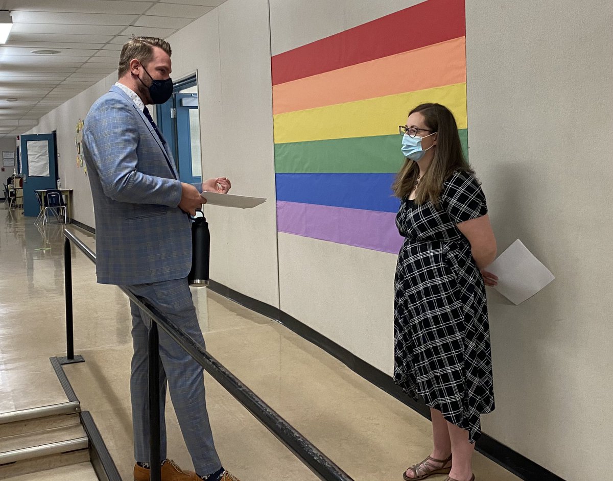 SchoolLakeridge's tweet photo. Sneak peek of these two awesome teachers helping to get our Gr. 8s ready for the #virtualfarewell. A busy and fun time. We canβt wait to see the final product later this week! #wearelakeridge #goodbye #awesomegroupofkids #spslearn https://t.co/PasZsaBb9v