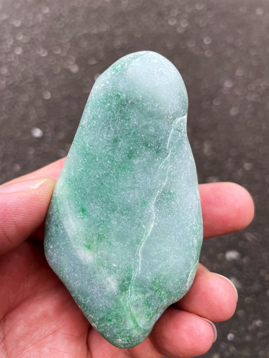 ［透き通る水色の海石］　細かい結晶　上質糸魚川翡翠64g ヒスイ　ひすい 透き通る水色の海石］ 細かい結晶 上質糸魚川翡翠64g ヒスイ ひすい