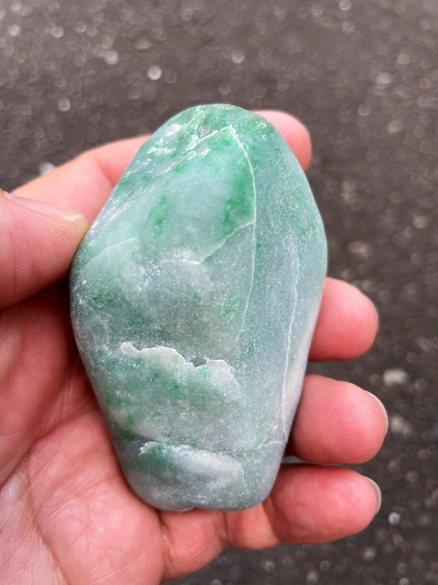 今日のヒスイは、 結晶バッチリの海翡翠です😁 緑(翠)色の透過も