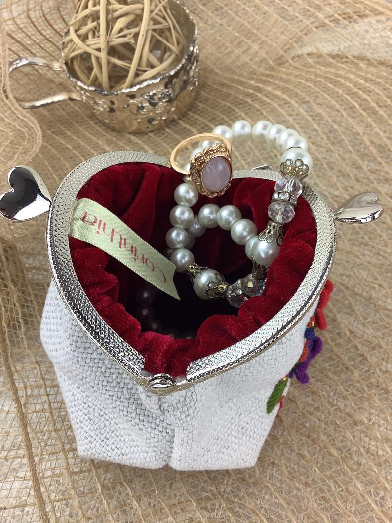 CorinthiaDesign's tweet image. etsy.com/listing/101589…
#supportsmallbusiness #etsyshop  #shopsmall #embroidery  #familybusiness #vintage