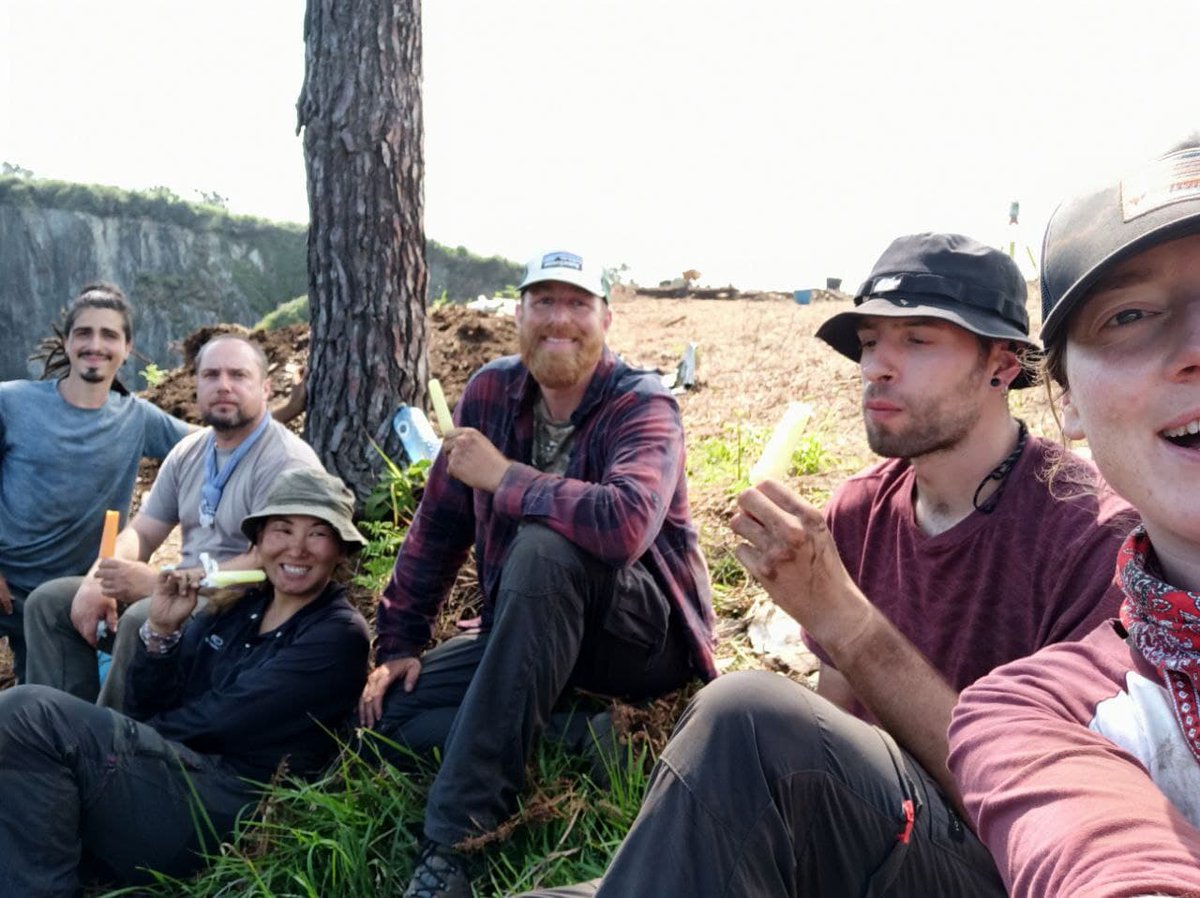 It's too warm these days inPeña Castiel hillfort, in Puntamuyeres (Luarca, NW Iberia). So, the @IncipitCSIC team needs some small treats to keep the troweling rhythm going #HillfortsWednesday https://t.co/PFQaZzqAgY
