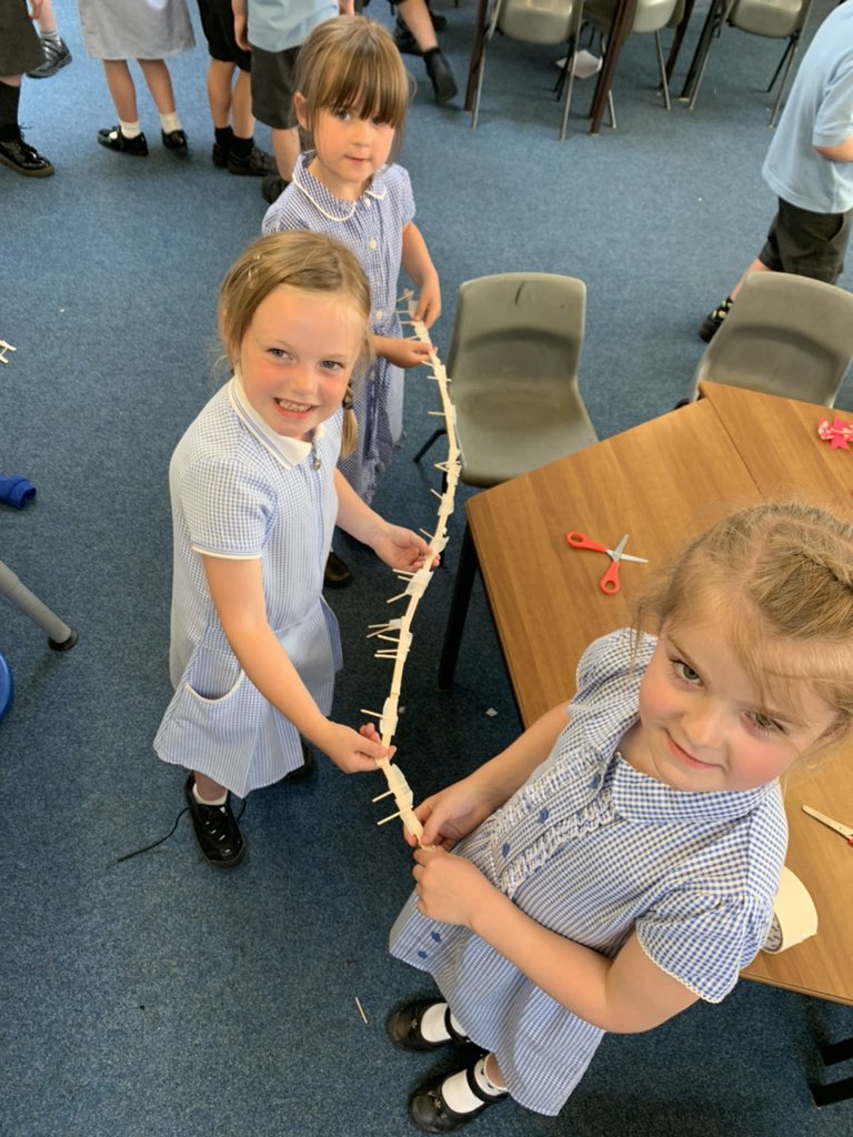 TarvinPrimary's tweet photo. #PotterClass working on teamwork and communication skills building ladders to speak to George from #thesmartestgiantintown #Fun #Teamwork #Communication #Transition https://t.co/YXGK3JKB9w
