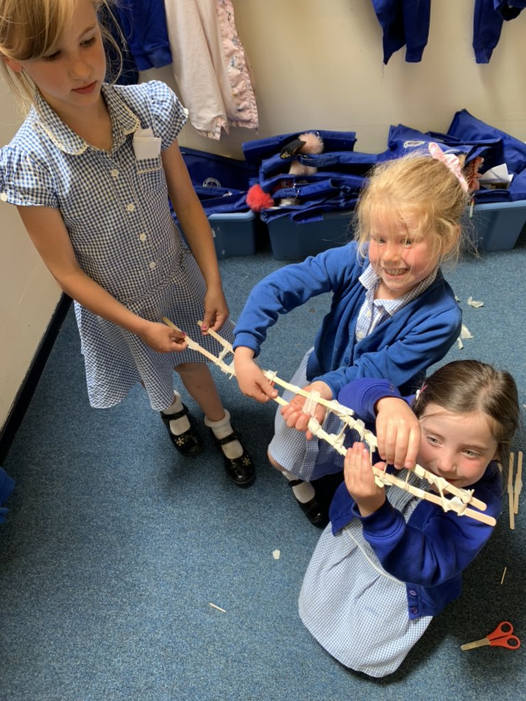 TarvinPrimary's tweet photo. #PotterClass working on teamwork and communication skills building ladders to speak to George from #thesmartestgiantintown #Fun #Teamwork #Communication #Transition https://t.co/YXGK3JKB9w
