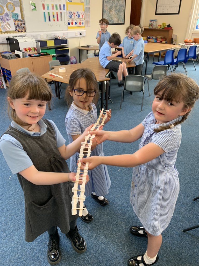 TarvinPrimary's tweet photo. #PotterClass working on teamwork and communication skills building ladders to speak to George from #thesmartestgiantintown #Fun #Teamwork #Communication #Transition https://t.co/YXGK3JKB9w