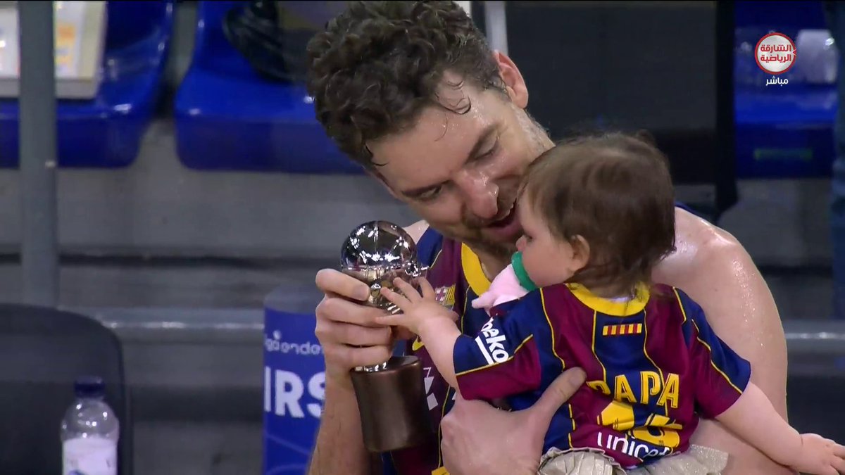 Barca_loni's tweet photo. أكثر لاعب فرح بالتتويج الليلة هو باو غازول .. كان ذلك واضح من طريقة تعبيره وركضه في كل اتجاه ومعانقته لزملائه وحديثه اليهم وتشجيعهم .
#PlayoffLigaEndesa https://t.co/5pkMm5M6mK