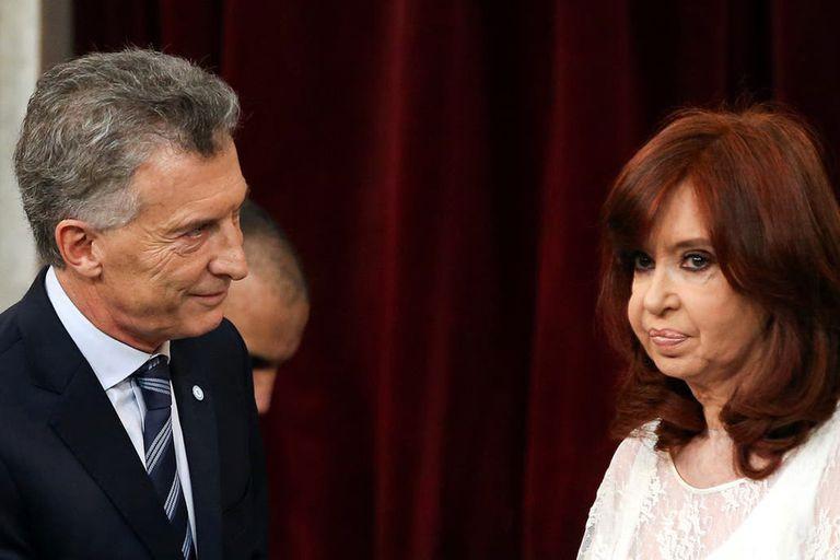 LANACION's tweet photo. Elecciones 2021: Cristina Kirchner tiene peor imagen que Mauricio Macri en la provincia de Buenos Aires, según Management &amp; Fit https://t.co/qEOwrST45V https://t.co/RQsUq3GGNx