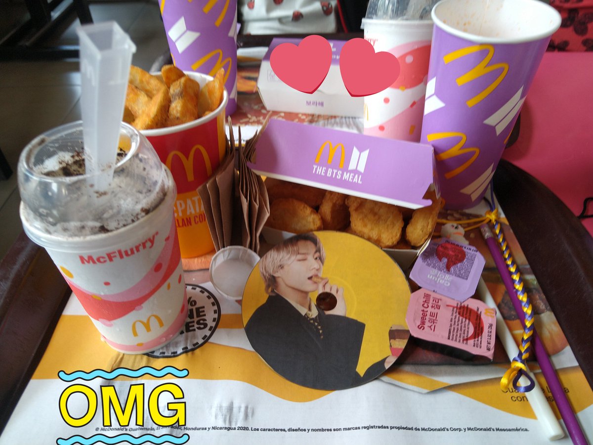 Mijunku1's tweet photo. @NicoMar97 @BTS_twt Esto no tiene nada que ver pero hoy en mi país que es Guatemala 🇬🇹💜☝️ se estrenó BTS MEAL 💜💜🍟🍔☝️🙆🥺🥺 algunas ARMYS de Guatemala 🇬🇹 las del staff me regalaron estos recuerditos ✨💜💜💜🥺🇬🇹 y en macdonalds estaban dando una pulsera de color morado y amarillo y un lápiz... https://t.co/1Pvr8y58YJ