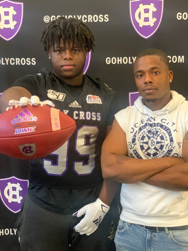 CyreniusMenard's tweet photo. Had a great visit at Holy Cross today! Thank you @coachdc34 @CoachScottJames @HC_coachtoddgil  for the great tour! @CoachBobChesney https://t.co/2OyCv6DEPl