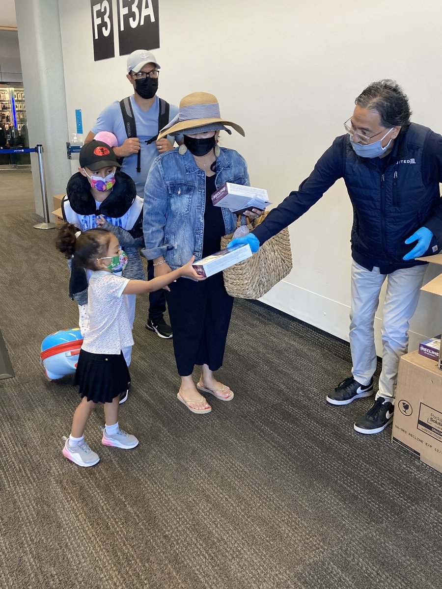 Our SFO team out and about celebrating the reopening of The Golden State with our guests 🌉 🏝! Snack boxes for all customers on 9 intra-Cali flights like UA2617 SFO-LAX and 5 winners of #UAMileageplus Miles and #UnitedClub passes. #MyUnitedJourney