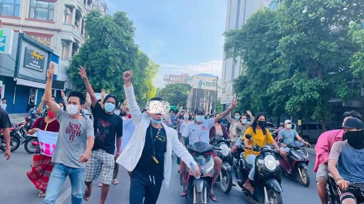 16.6.2021 In Mandalay, Students Union from Aung Myay Tharzan Tsp is continued to protest against the military dictatorship despite the tight security forces.

#June16Coup 
#WhatsHappeningInMyanmar 
#UnfetteredAccessForAids
