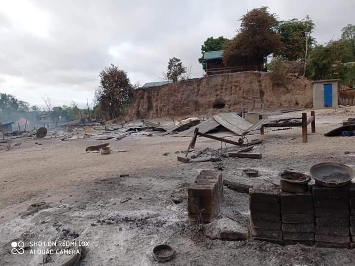 Kinma Village, #Magway Division, which was burnt to ashes by the junta’s terrorists yesterday(15,6,2021). The elderly and the disabled could not escape and died in the blaze.

#WhatsHappeningInMyanmar
#SaveMyanmar

credit