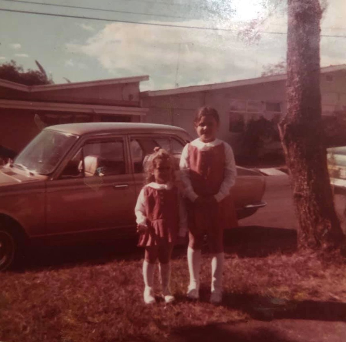 Valavb's tweet image. Ella era mi hermanita mayor.
Era fuerte, valiente y decidida y, además, tenía un corazón de oro.
Hoy, Dios decidió llevársela. Estuvimos llenos de fe, pero sus designios son misteriosos.
Gracias a todos los que oraron por ella y los que la tuvieron en su pensamiento.