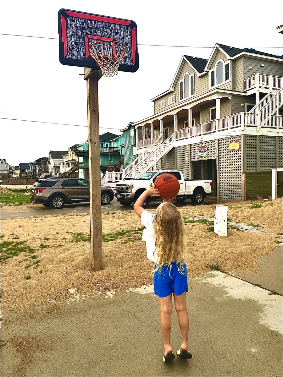 hrjberg's tweet photo. Getting in as many buckets as she can while the neighbors are gone.🏀🏖🌊 #bucketchallenge #futureelectric #obx2021 @PhiloYouthBball https://t.co/PrRWDAK1Iv