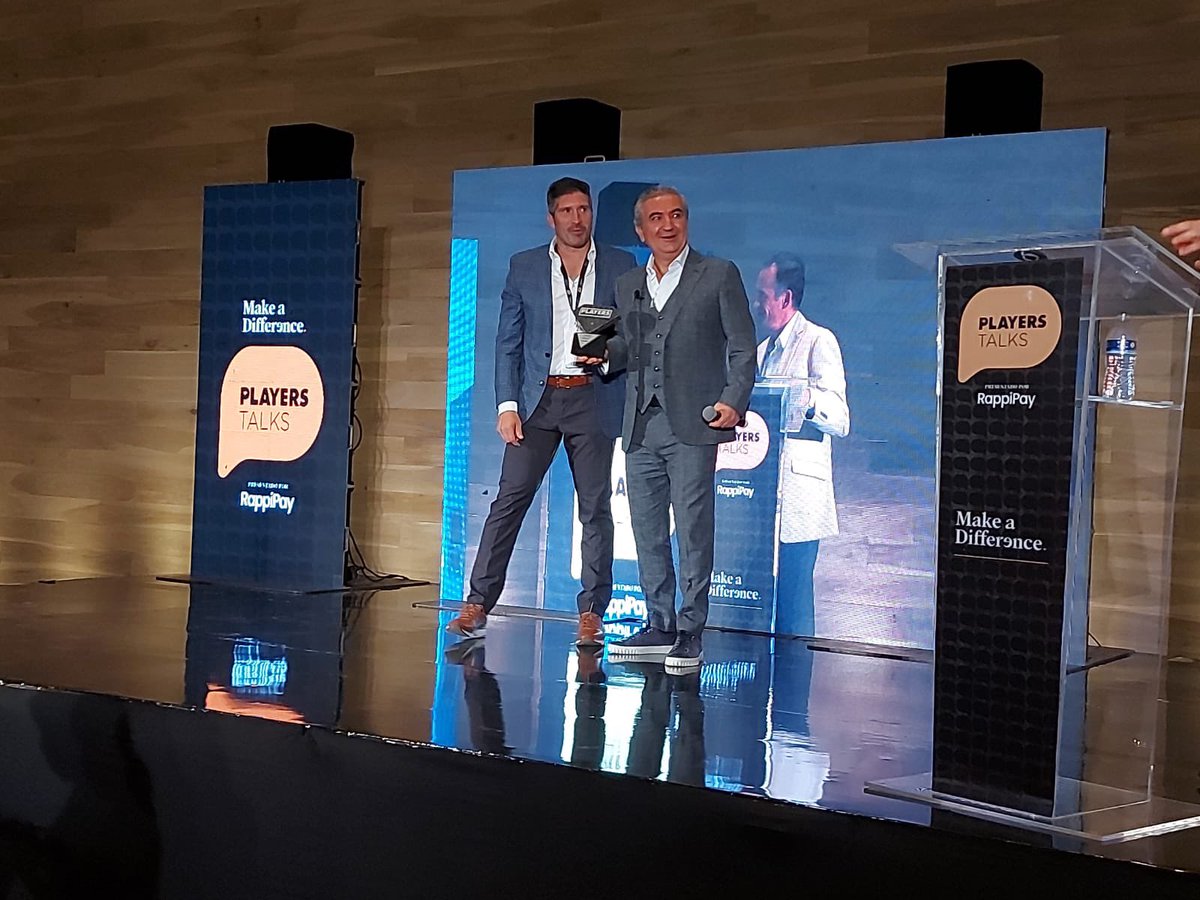 players_gdl's tweet photo. Alejandro Martínez Filizola, cofundador de Grupo Players, hace entrega del reconocimiento “Trayectoria Empresarial PLAYERS Talks” 2021 a Carlos Ruiz V.
Fundador y director creativo de @oemoda 
#PLAYERSTalks 2021 #MakeaDifference
Síguenos 🔴EN VIVO🔴 https://t.co/MlXJpefTj7 https://t.co/u2RJHEtIQg