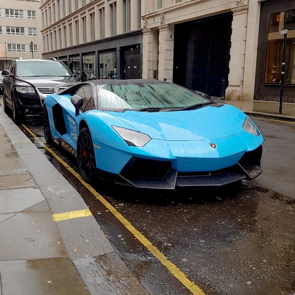 Tyronjarman's tweet photo. A common rainy day in London with a not so common Aventador
.
.
.
#lamborghini #aventador #london #italian https://t.co/bXxttYPnDF