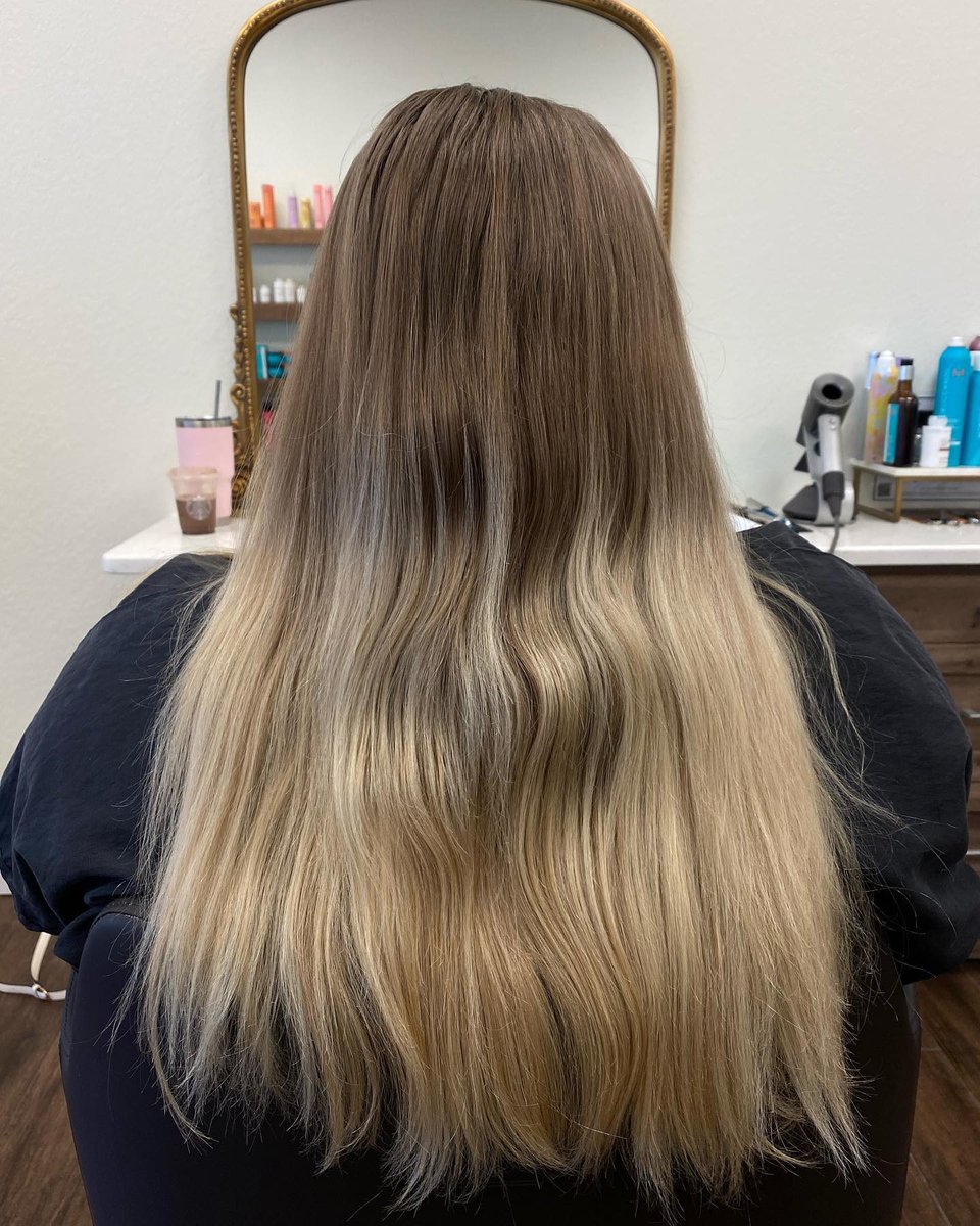 KenraPro's tweet photo. Swipe for this before and after by Mallery Share ➡️✨Hair painting on a natural dark blonde from level 7 to 10 😱

Kenra Color Formula: 
✨Toner: 8NUA Demi + 9 Vol at the balayage transition
✨Mid to ends: 10V + 10A Demi + 9 Vol https://t.co/YhYxwa40Zv