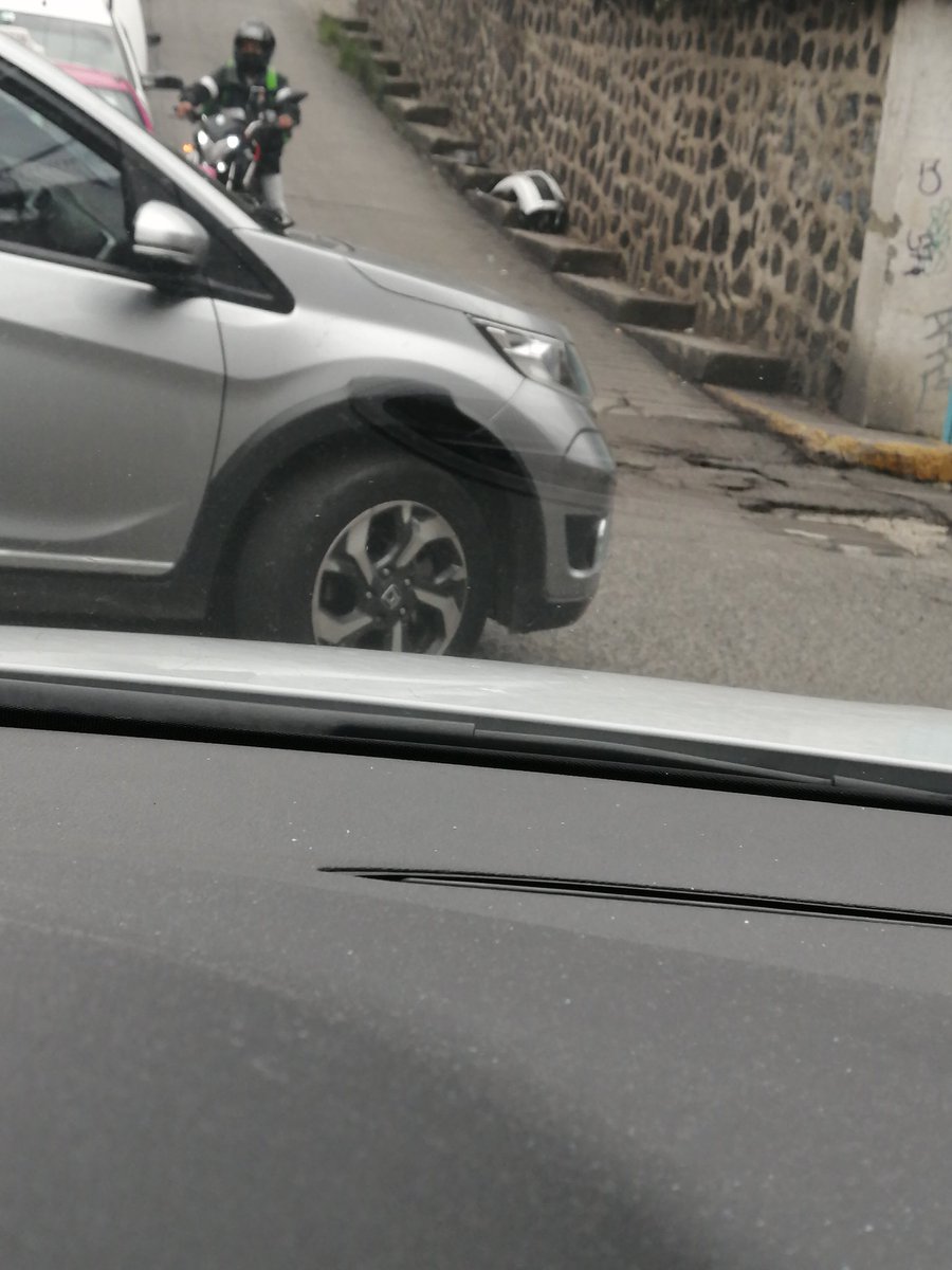itzel_pixie's tweet photo. @UCS_GCDMX ayer chocó un taxi y dejó ahí su defensa. Quien puede retirarla? Lázaro Cárdenas esq Miguel alemán Lomas de la era @AlcaldiaAO https://t.co/jf6AhjhTnd