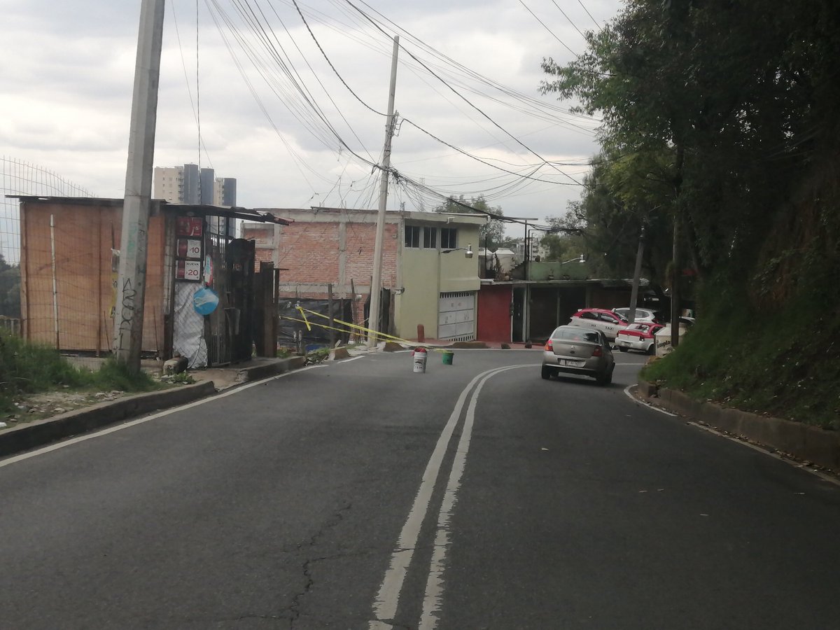 itzel_pixie's tweet photo. @UCS_GCDMX quien puede revisar por qué están esos botes cerrando el carril de calz desierto de los leones San Bartolo @AlcaldiaAO https://t.co/lWn5OI69E8
