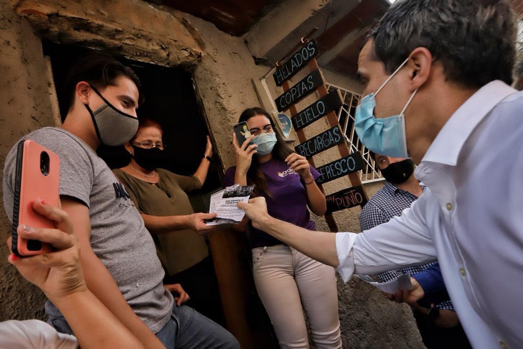 jguaido's tweet photo. Debido a la censura del régimen, debemos llevar el mensaje del #AcuerdoDeSalvaciónNacional cara a cara a nuestra gente

Recuperar nuestros derechos pasa por no acostumbrarnos a lo que está mal

Vamos a seguir acompañando y unificando a los venezolanos para salir de esta tragedia. https://t.co/RUaY98fyoK