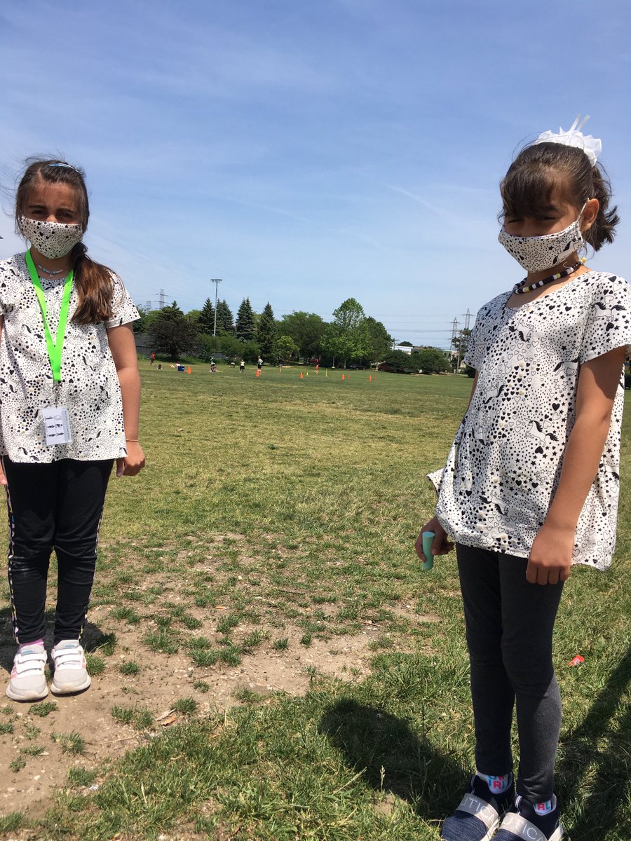LappeMegan's tweet photo. Matching masks and shirts! The girls planned it! https://t.co/P7G81WlUKt
