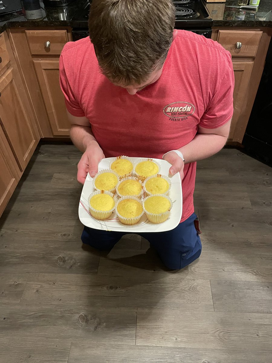 kc_mistress's tweet photo. Even though I can’t have them on my diet, I had a local sub come bake so my house would smell like fresh cupcakes.

While he was here my bf stopped by after a long work day, so I made the sub give Sir head to completion.

A typical Tuesday night in My life.

Cupcake, anyone? https://t.co/yg2z2FhcxZ