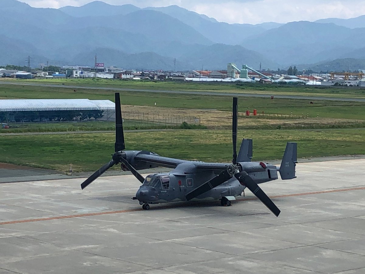 こんなこと一生に一度あるかどうか 山形空港が緊急着陸したオスプレイを見にくる観光客が殺到している模様 Togetter
