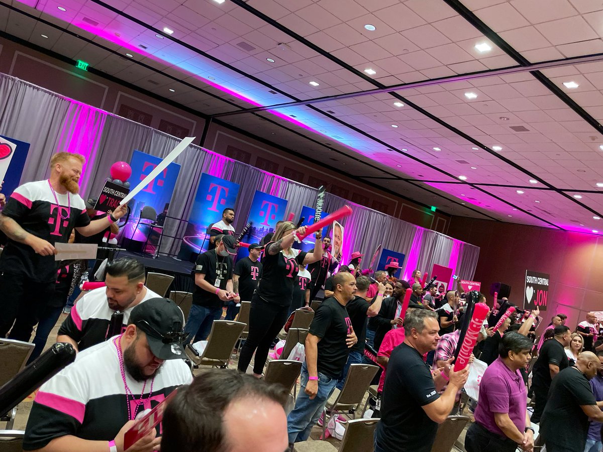 First in-person event in almost a year a half. So great to see so many familiar faces. Great SLT town hall in Dallas! <a href="/IreneKieweg/">Irene Yuan Kieweg</a> <a href="/christy_kelso/">Christy Kelso</a> <a href="/Joby265/">Joby</a> <a href="/MikeSievert/">Mike Sievert</a> <a href="/JonFreier/">Jon Freier</a> <a href="/CallieField/">Callie Field</a> <a href="/Mike_Katz/">Mike Katz</a>