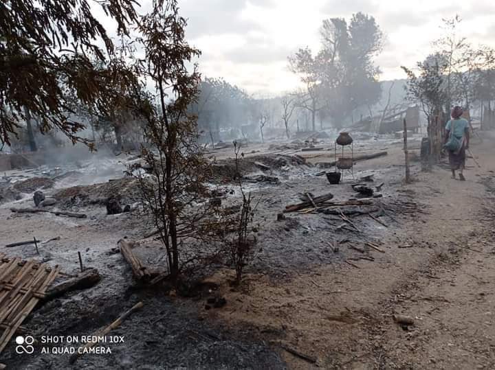 BunnyPhyoe's tweet photo. The whole village was burned down by the SAC terrorists yesterday in Magway region. More than 1000 residents had to flee the village and some elderly and handicaps were trapped and killed in arson of SAC terrorists (so called Myanmar Tatmadaw).
@UN_HRC 
#WhatsHappeningInMyanmar https://t.co/oGZ1gXKEk9
