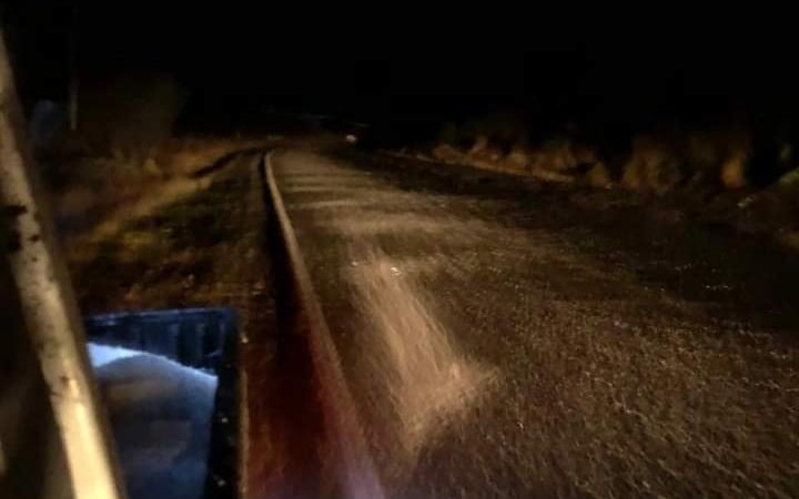 ChaitenCl's tweet photo. #Chiloé : Empresa global Baker, esparce sal en puntos críticos #ruta5, tramo #Chonchi - #Quellón , Ruta W-881 #Cheted #Oqueldan #Chaiguao, Ruta W-891 puente Agua Fresca por bajas temperaturas y presencia de escarcha.
Conducir con precaución. https://t.co/Z45mzaaNdl