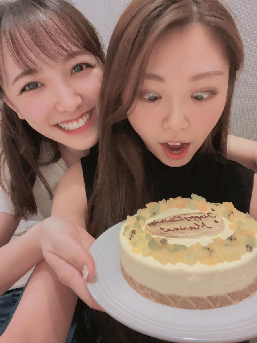お休みの日は久しぶりにお菓子作り🍰
まりながこの前お誕生日だったのでプレゼント😊

お誕生日のプレートがなく急遽飴で作ったのでちょと不格好だけれど、すごく喜んでくれました🥲🤍

2枚目は私たちのベストショット！笑
(自撮りに慣れてなさすぎて盛れてるものがありませんでした笑)