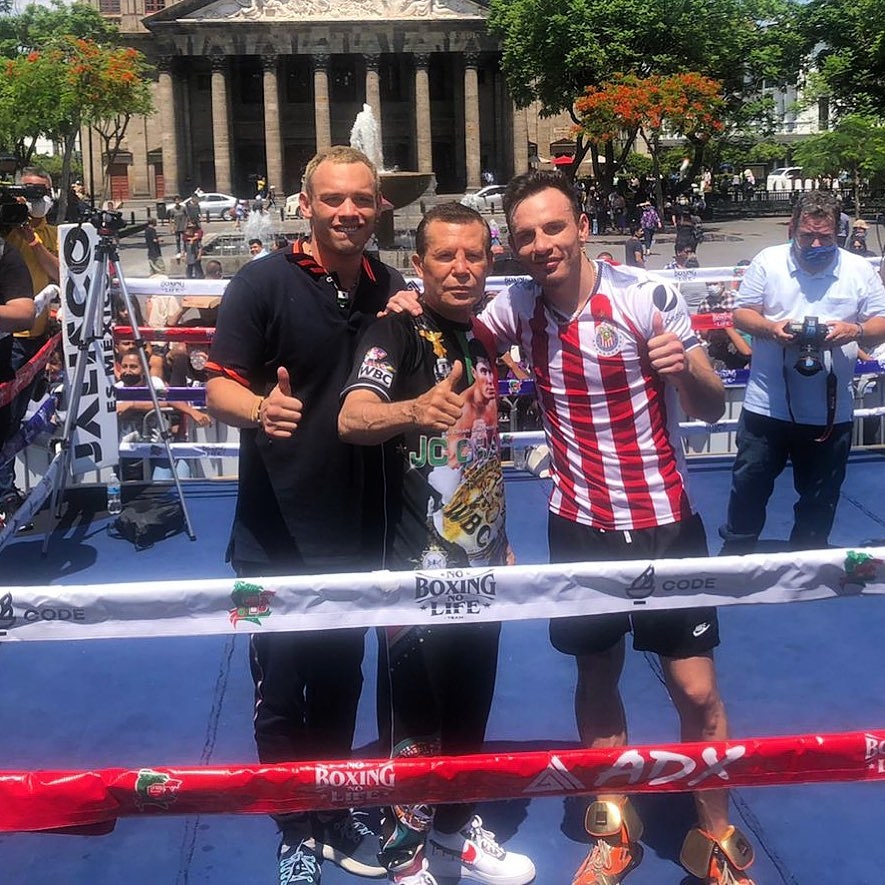 ponchitasboxeo's tweet photo. Familia que pelea unida, permanece unida 🇲🇽 🥊
#TributeToKings
@jcchavez115
@jcchavezjr1
@omarchavezz
@OmarChavezBox https://t.co/kEakOs11vX