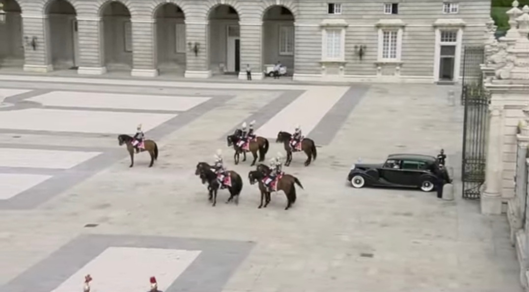 jarrettist's tweet image. 준석이 자전거 사진보다는 대통령님 스페인에서 200마리 기마대에게 에스코트 받으며 롤스로이스 타고 왕궁입장 하던 사진이 더 멋지지 않냐? @KBSnews @SBSNOW @JTBC_news @YTN24 @mbcnews