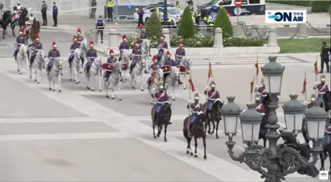 jarrettist's tweet image. 준석이 자전거 사진보다는 대통령님 스페인에서 200마리 기마대에게 에스코트 받으며 롤스로이스 타고 왕궁입장 하던 사진이 더 멋지지 않냐? @KBSnews @SBSNOW @JTBC_news @YTN24 @mbcnews