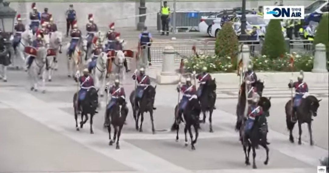 jarrettist's tweet image. 준석이 자전거 사진보다는 대통령님 스페인에서 200마리 기마대에게 에스코트 받으며 롤스로이스 타고 왕궁입장 하던 사진이 더 멋지지 않냐? @KBSnews @SBSNOW @JTBC_news @YTN24 @mbcnews