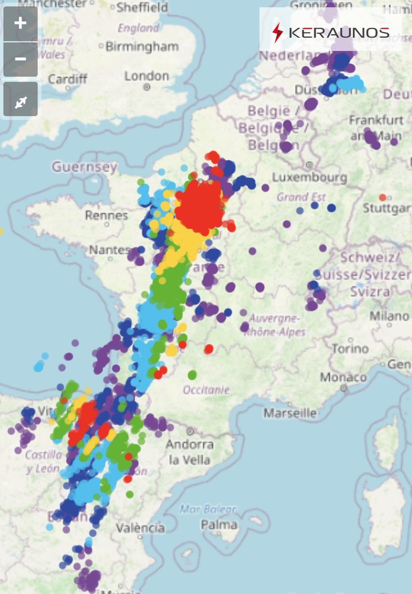 Vague orageuse depuis hier soir sur l'ouest du pays. Les orages sont souvent modérés avec parfois de brèves mais fortes intensités pluvieuses. Plusieurs dizaines de decharges de foudre à #Paris ce matin, plus de 1000 dans les #Yvelines. 