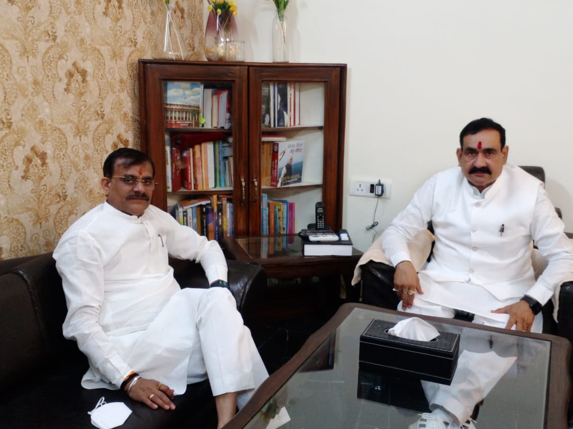 .<a href="/BJP4MP/">BJP Madhya Pradesh</a> के अध्यक्ष एवं खजुराहो के लोकप्रिय सांसद श्री वीडी शर्मा जी से आज सुबह निवास पर सौजन्य मुलाकात कर सम-सामयिक विषयों पर चर्चा की।
<a href="/vdsharmabjp/">VD Sharma</a>