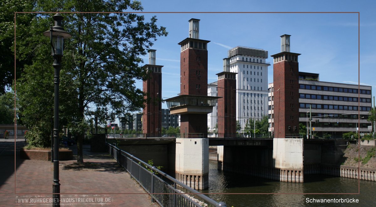 Interessante oder schöne Revier-Brücken zum #Brückentag: Die Schwanentorbrücke von 1850, eine Hubbrücke im Innenhafen von Duisburg, ist technisch interessant UND schön. Kann man perfekt auf einem Spaziergang am Hafen besuchen: ruhrgebiet-industriekultur.de/innenhafen-dui…