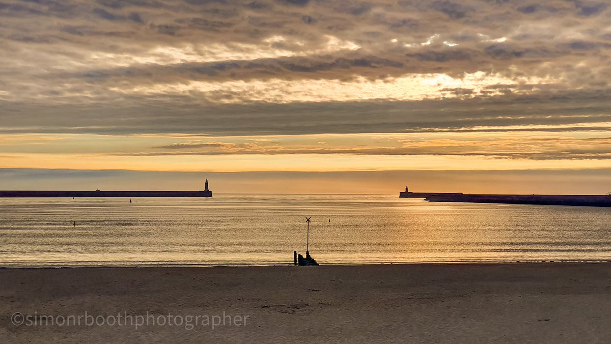 A cracking morning out there 😊
#sunrise #nature #NaturePhotography #sea #coast #clouds #sky #thursdayvibes #tyneside #southshields #LoveSouthTyneside #morning