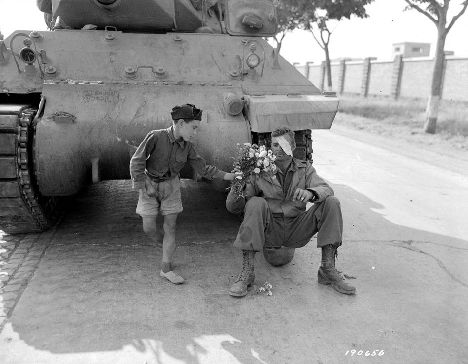 Il #4giugno 1944,#Roma,prima capitale europea a insorgere contro gli occupanti,si liberò dal nazifascismo.L’avanguardia della V Armata USA giunse alla periferia sud, mentre i tedeschi fuggivano a nord. Il #16luglio 2018 alla #CittàEterna è stata conferita la massima onorificenza.