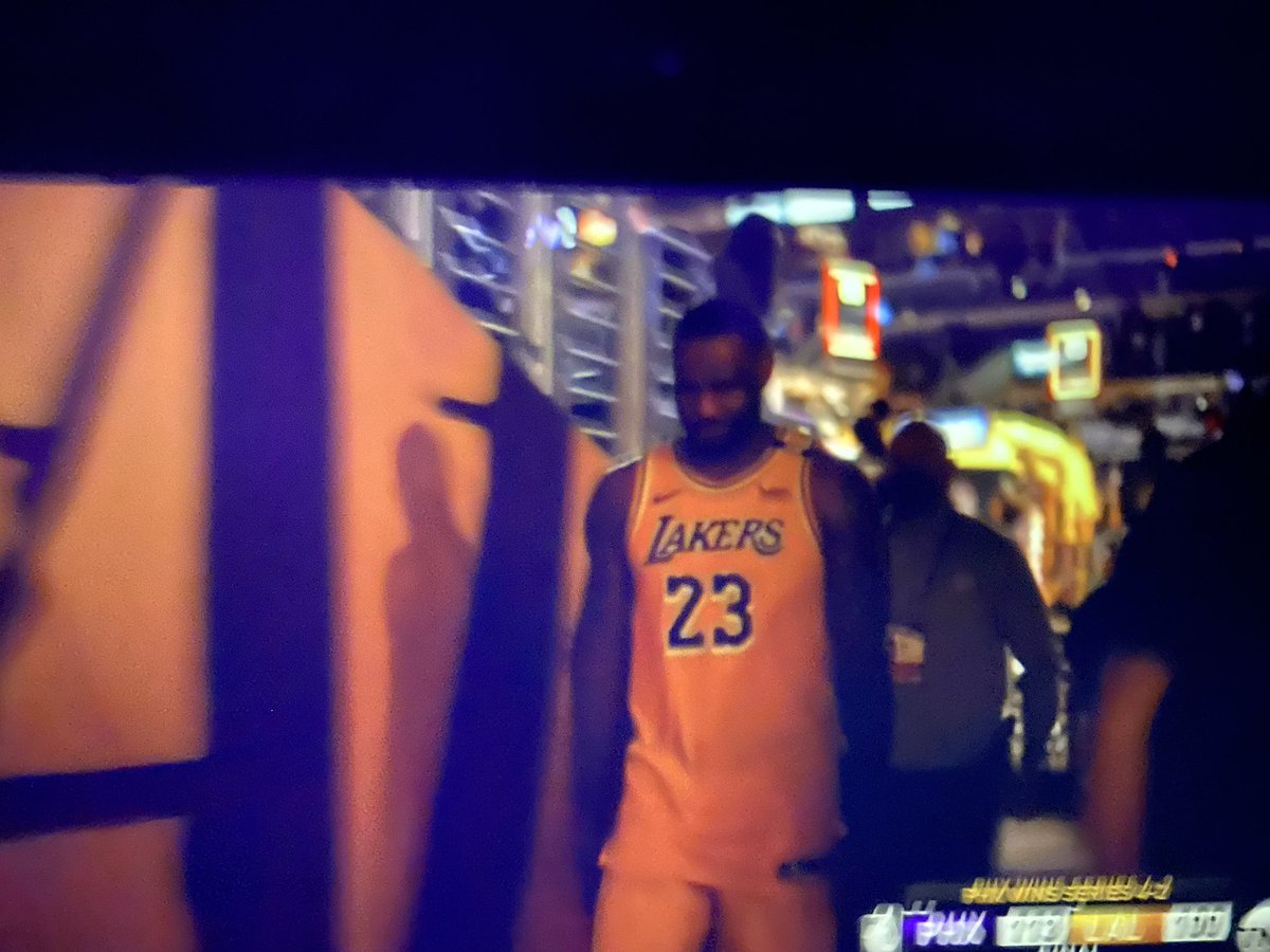 OnSMASH's tweet image. LeBron James doing what he does best 👑