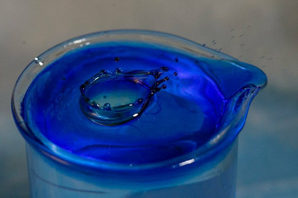 stirwise's tweet photo. Insatiable drop addict
.
.
#bromophenolblue #glycerolyte57 #droplet #splash #macro #dropletmacro #frozenintime #labdork #💧 #leicam #leicam240 #nokton50mmf12 #voigtlander https://t.co/SjLtC78rUH