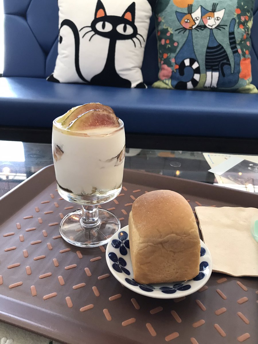 casebeun's tweet image. Estoy más feliz que la ctm 💖🥲 los papás de Jaebeom son ultra amables y todo el rato se acercaron a conversar conmigo, pese a que no hablo bien coreano. Yogurbara es muy bonito 😭 y el yogurt es demasiado rico, Jaebeom was not lying 😭