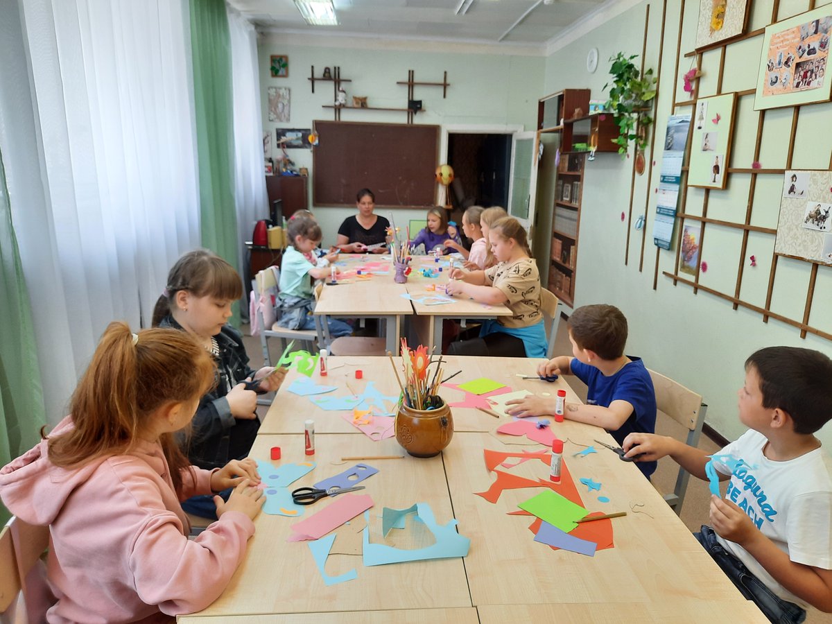 Первая неделя занятий в клубе Энергетик с мальчишками и девчонками школьных оздоровительных лагерей!! Педагоги  постарались создать ту среду, которая помогает ребенку открыть в себе разные таланты и проявить интеллектуальные, творческие и организаторские способности.👍👫👬