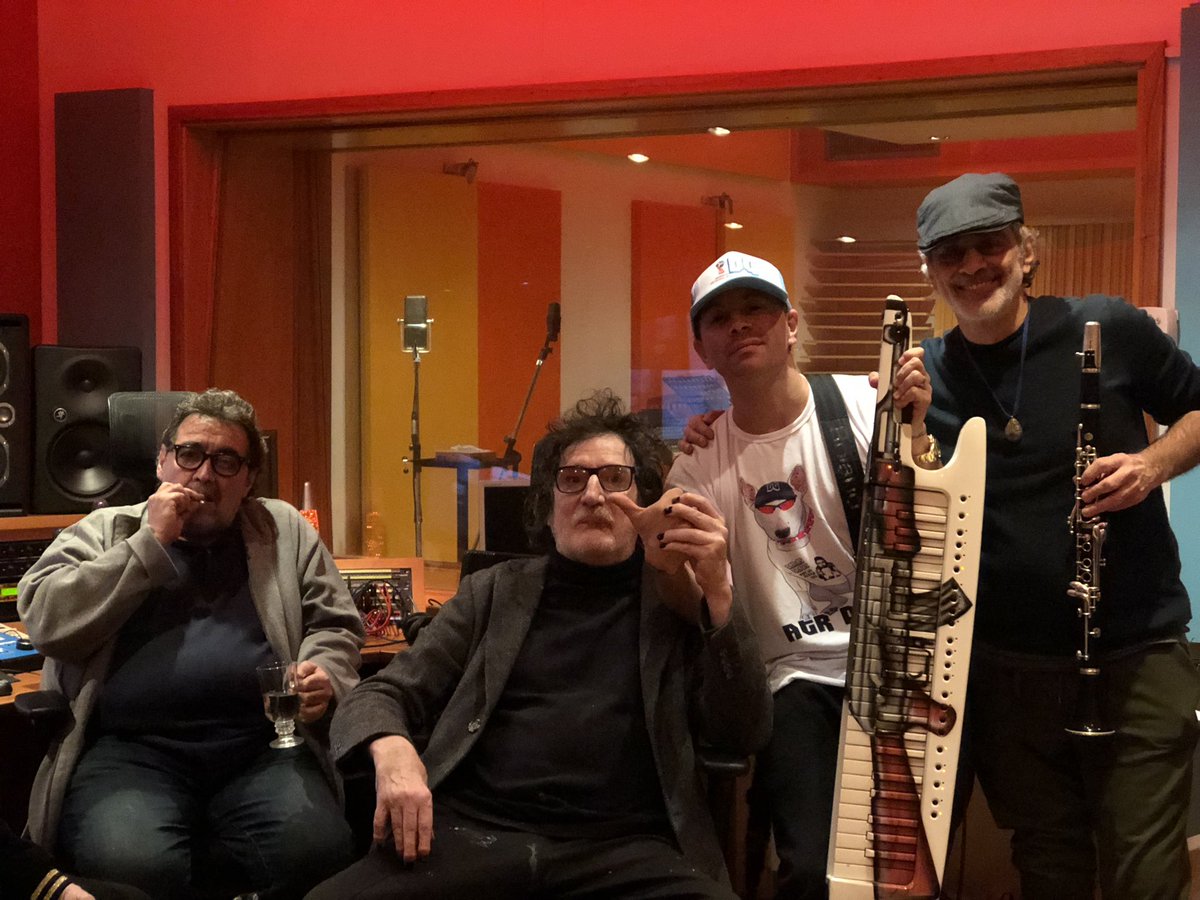 Buen viaje amigo y compañero. Ahora quien me dará consejos y me explicará los vaivenes discográficos. El gran Pelo Aprile el único que me devolvió el contrato y no se quedó con mis discos (Master) Magenta y Leader music aprendan de la Buena gente!