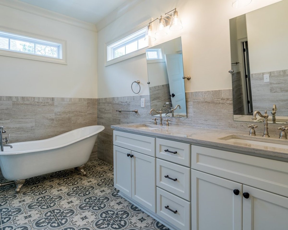 UBSolutionsITB's tweet photo. What does your dream bathroom look like? We think ours would have a clawfoot tub! View more pictures of this build on our blog: https://t.co/m3ic4qXR5M. ๐
#RaleighNC #BathroomDesign #CustomHomes #CustomHomeBuilder #UrbanBuildingSolutions #LuxuryBathroom https://t.co/G6sjAzFUUP