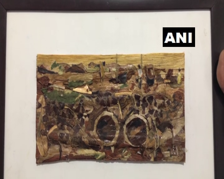 ANI's tweet photo. Madhya Pradesh: A man in Jabalpur makes organic pieces of artwork using dry flowers, tree leaves &amp; tree bark 

"I've done research on techniques for drying flowers &amp; leaves to get a particular colour. I use palm tree bark as canvas after processing it," says Vasant Kumar (03.06) https://t.co/4mEAAyJLA1