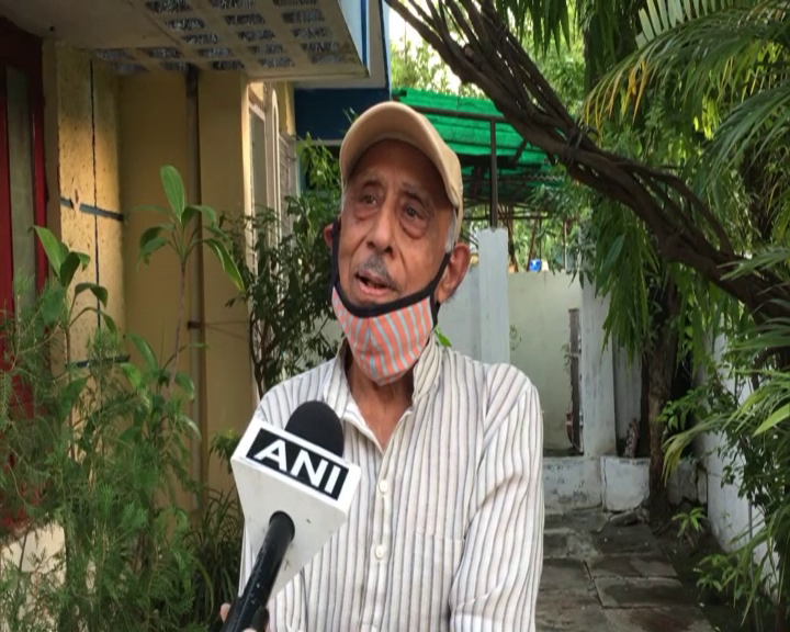 ANI's tweet photo. Madhya Pradesh: A man in Jabalpur makes organic pieces of artwork using dry flowers, tree leaves &amp; tree bark 

"I've done research on techniques for drying flowers &amp; leaves to get a particular colour. I use palm tree bark as canvas after processing it," says Vasant Kumar (03.06) https://t.co/4mEAAyJLA1