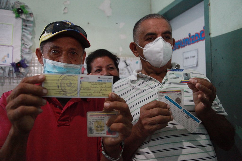 _LaAvanzadora's tweet photo. Hoy activamos en #Jusepin el primer punto móvil parroquial de vacunación, beneficiando a 300 adultos mayores seleccionados por medio del Sistema Patria, con la colocación de la #sputnikv 

@NicolasMaduro 
@dcabellor https://t.co/C0pjXwiL9A