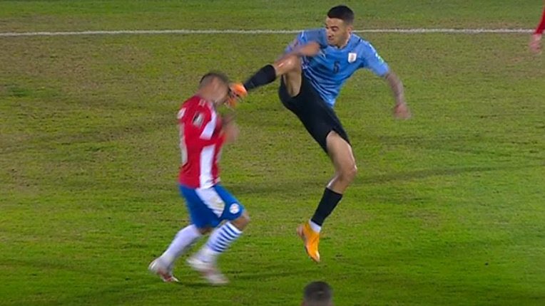 Futbool_Fotos's tweet photo. Nadie: 

Absolutamente nadie:

Eliminatorias Sudaméricas: https://t.co/9JgjGf0lAp
