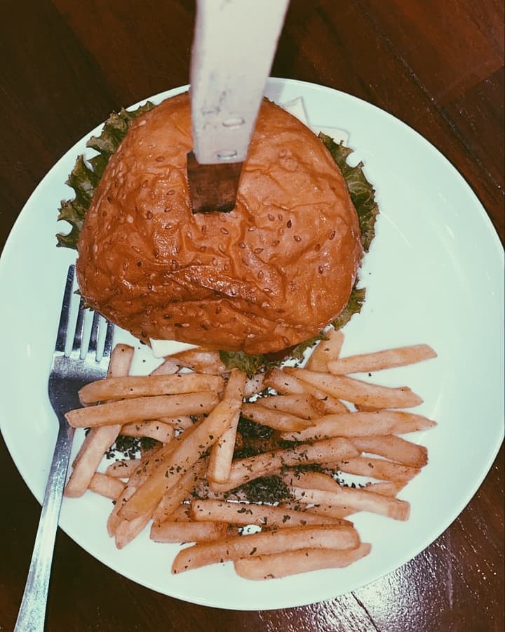 DhimaaKyun's tweet photo. Makan lah sebelum dimakan https://t.co/3HM9Vkoxln